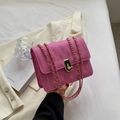 Bolso bandolera fucsia acolchado con cadena de metal dorado y cierre de giro elegante - Rosa