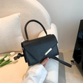 Sac à main noir à texture crocodile avec boucle dorée et bandoulière amovible - Noir