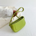 Sac à bandoulière en cuir vert avocat minimaliste avec logo argenté et sangle ajustable - Vert