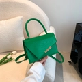 Sac à main vert vif avec motif crocodile, fermoir doré et bandoulière réglable - Vert