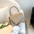 Petit sac à main kaki à texture crocodile avec fermoir doré et bandoulière réglable - Kaki