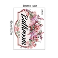 Detalle de vinilo decorativo floral para baño con medidas 30x40cm y texto artístico - Estilo Floral Rosa (ZSW202)