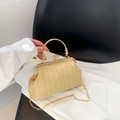 Sac coquille tissé beige à chevrons avec fermoir à baiser doré et poignée métallique - Kaki