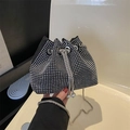 Détail du sac seau en strass avec chaîne à cordon argentée et élégants détails en perles - Argent