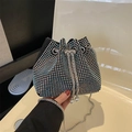 Détail du sac seau à strass avec chaîne argentée et perles blanches sur le cordon - Coloré