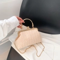 Sac à main tissé crème élégant avec poignée en métal doré et fermoir à cliquet - Blanc Cassé
