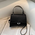 Borsa a tracolla nera con trama intrecciata, fibbia argentata e manico a luce naturale - Nero