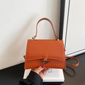 Piccola borsa quadrata marrone a trama intrecciata con fibbia argento e tracolla sottile - Marrone Scuro