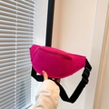 Dettaglio della trama a serpente rosa di una borsa a tracolla con cinturino regolabile - Rosa Rosso