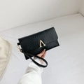 Klassische schwarze Clutch mit Krokodilprägung und elegantem goldenem V-Metallverschluss - Schwarz
