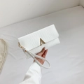 Weiße Clutch mit Krokodilprägung, goldenem V-Verschluss und passender Handgelenkschlaufe - Weiß