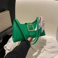Grüne gesteppte Schultertasche aus Kunstleder mit Gold-Schnalle und buntem Seidenschal - Grün