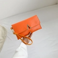 Helle orangefarbene Umschlag-Clutch mit Krokoprägung und goldener V-förmiger Metallschnalle - Orange