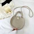 Détail de la texture en corde de coton et du bouton gravé sur le sac rond beige bandoulière - Style de Bouton en Bois de Base (Style 1) / Gris