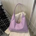 Sac hobo tendance en cuir PU violet porté avec un blazer beige pour un style décontracté - Violet