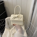 Detail der cremeweißen PU-Mini-Tasche mit stilvoller 3D-Schleife und oberem Tragegriff-Design - Weiß