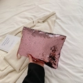 Dettaglio della pochette con paillettes rosa scintillanti con cinturino e cerniera - Rosa