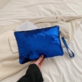 Dettaglio della pochette con paillettes blu brillante con riflessi metallici e cinturino - Blu