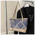 Detailopname van de geometrische etnische shopper met leren handvatten op een standaard - Khaki