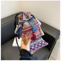 Bolso bandolera de tejido étnico con patrones geométricos de colores y borlas - Rojo