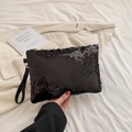 Dettaglio pochette con paillettes nere dotata di cinturino e gancio in metallo oro - Nero