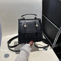 Eleganter schwarzer Mini-Rucksack aus PU-Leder mit goldenen Schnallen und glatten Gurten - Schwarz