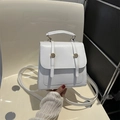Elegante weiße Handtasche aus PU-Leder mit goldenen Beschlägen und praktischem Griff - Weiß