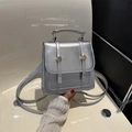 Schicker strukturierter silberner Metall-Rucksack mit Doppelriemen und Goldschnalle - Silber