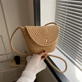 Vista dettagliata della borsa a secchiello intrecciata con trama a spirale e fibbia dorata - Cachi (Semplice)