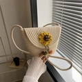Dettaglio borsa a secchiello intrecciata a mano con girasole e piccoli ciondoli - Bianco Crema Con Fiori