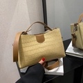 Borsa a spalla in PU beige e marrone con trama a coccodrillo e bordo ondulato - Cachi