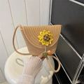 Borsa a secchiello in paglia intrecciata a mano con girasole e ciondoli colorati - Cachi Con Fiori