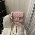 Bolso bandolera acolchado rosa con cadena dorada y cierre giratorio cuadrado - Rosa