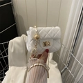 Bolso bandolera acolchado blanco con colgante de esfera dorada y cierre giratorio - Blanco