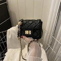 Detalle de mini bolso acolchado negro con cadena de bola dorada y cierre de metal giro - Negro