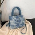 Bolso de mano denim azul claro con textura de rombos deshilachados y correa ajustable - Azul