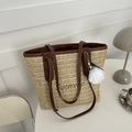 Beige Stroh-Tote-Bag mit braunem Lederbesatz und Quasten-Akzent in minimalistischem Design - Kaffeebraun mit Anhänger