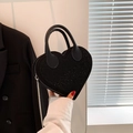 Schicke schwarze herzförmige Handtasche mit glitzernden Strasssteinen und Silberkette - Schwarz