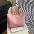 Pink large-capacity minimalist tote bag in fabric with a small rectangular metal logo - Pink