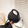Bolso bandolera negro minimalista con asa redonda y textura de rayas en relieve chic - Negro