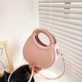 Bolso bandolera rosa de PU con diseño de pliegues verticales y herrajes dorados - Rosa