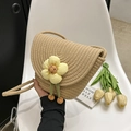 Detail van beige geweven schelptas met 3D-bloemaccent en decoratieve kralenkwastjes - Khaki