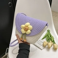 Detail van de lavendel en crème geweven tas met een gele 3D-bloem en ketting - Paars