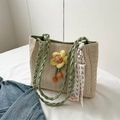 Gewebte Stroh-Shopper-Tasche mit grünen Henkeln und dekorativen Blumen-Akzenten - Grün