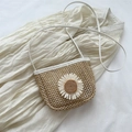 Zomerse geweven strooien emmer tas in natuurlijk beige met witte madeliefjes - Wit