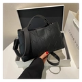Detalle del bolso negro con costuras en V y elegante caja de regalo incluida - Negro Puro
