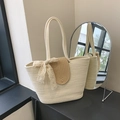 Schicke cremefarbene Strandtasche mit khakifarbener Klappe und eleganter Spitzenschleife - Khaki Mit Schal