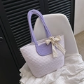 Detalle del bolso tote de punto lavanda con asas púrpuras y lazo de encaje crema - Púrpura Con Bufanda