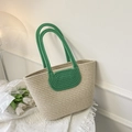 Detalle del bolso tote de cuerda de algodón tejido a mano en beige y verde vibrante - Verde Con Bufanda