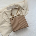 Bolso tote minimalista beige con acolchado en V y correa de cadena dorada elegante - Caqui
